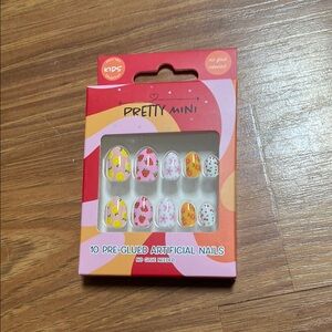 NWT Pretty Mini Pre-Glued Artificial Nails for Kids